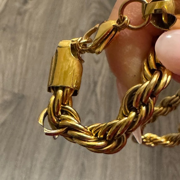 Vamp Gold Chain Necklace - Picture 3 of 3